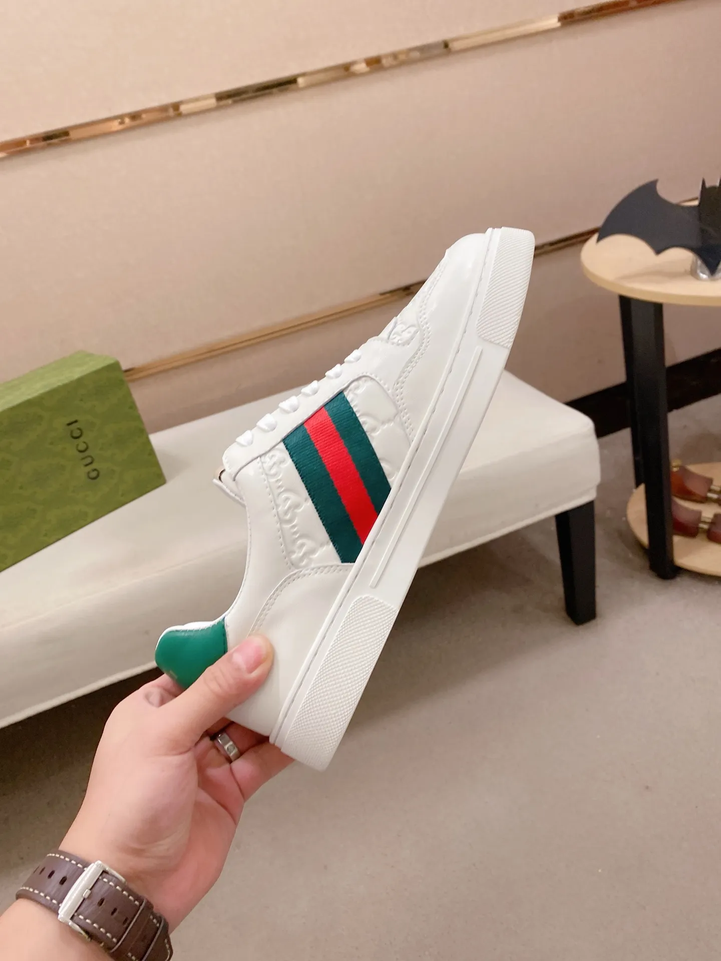 Men's shoes💰 440💰The new GUCCI (Gucci) counters are launched simultaneously. The new men's shoes, 😘fabrics are selected from imported cowhide, and the lining is sheepskin lining. 👍🏿 High-end ☄️ air-cushion molded anti-slip rubber outsole, exquisite lines, simple and elegant, comfortable and high-end for leisure travel. Code number: 38 to 44 (45 can be customized and cannot be returned or exchanged)